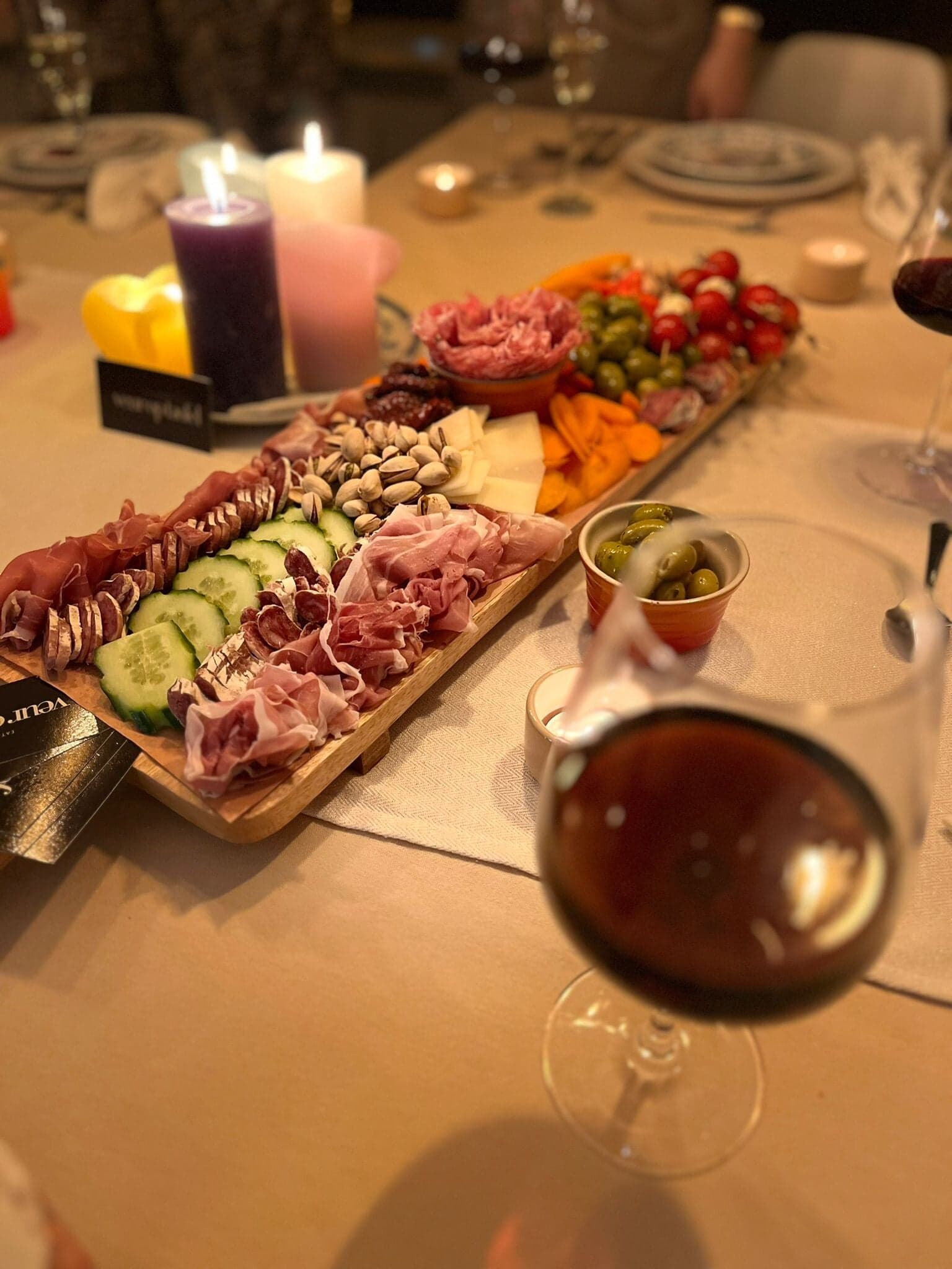 Borrelplank met wijn bij kaarslicht